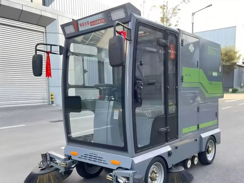 Industrial ride on floor scrubber for warehouses