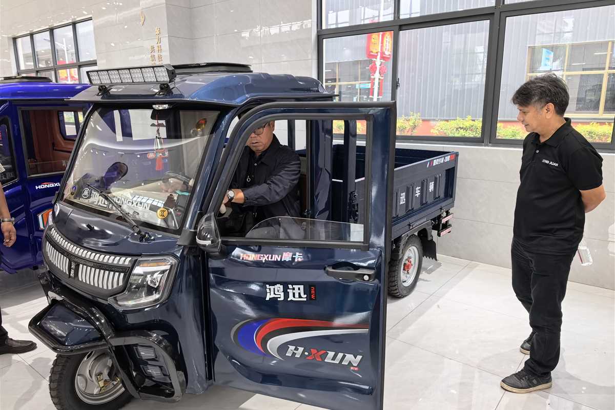 Customer experiencing an electric cargo tricycle
